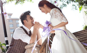 婚纱照收向哪摆放会显得自然好看